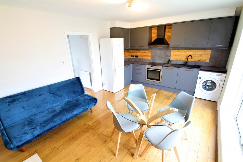 Valley Hill, Loughton 1 bed flat £1,200 pcm (£277 pw)