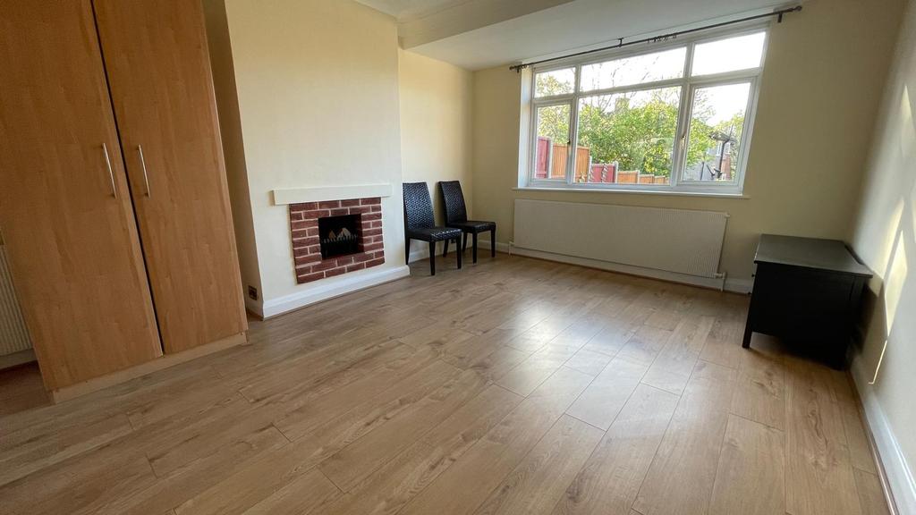 Chaplin Road, Wembley HA0 3 bed bungalow £2,299 pcm (£531 pw)