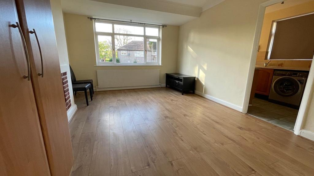 Chaplin Road, Wembley HA0 3 bed bungalow £2,299 pcm (£531 pw)