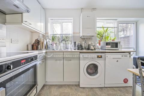 2 Amblecote Meadows, London, SE12 9TA