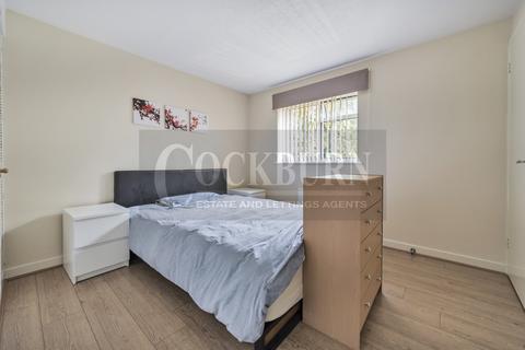 2 Amblecote Meadows, London, SE12 9TA