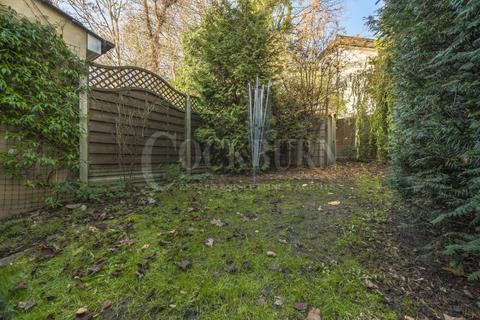 2 Amblecote Meadows, London, SE12 9TA