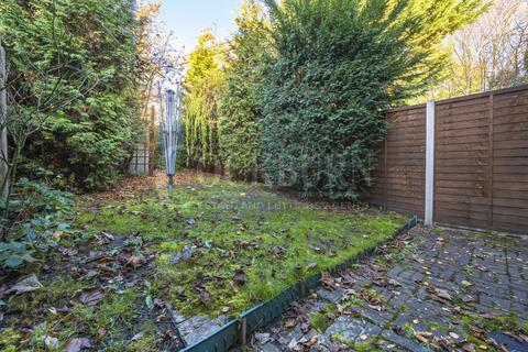 2 Amblecote Meadows, London, SE12 9TA