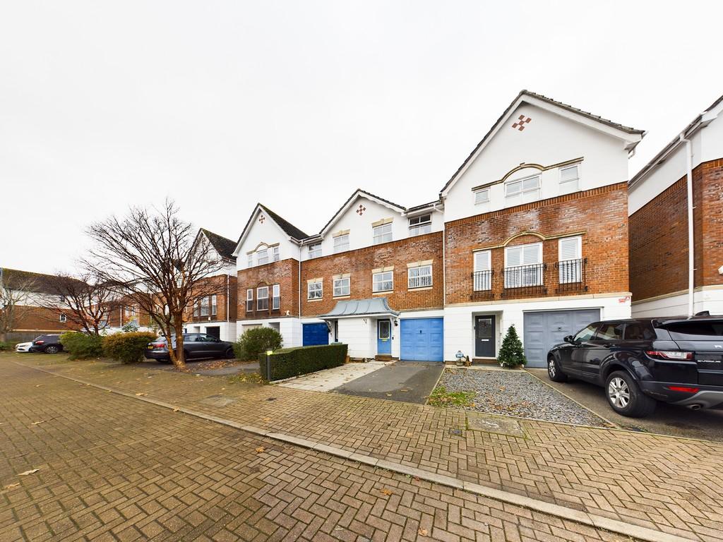 Grosvenor Mews, Reigate 3 bed townhouse £1,650 pcm (£381 pw)