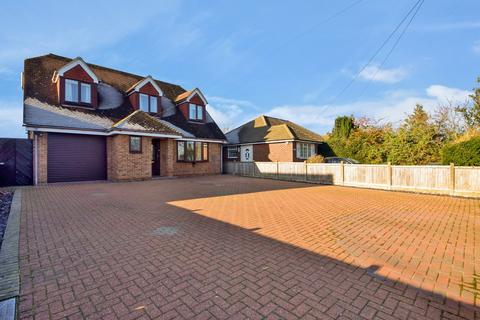 4 bedroom detached house for sale, Tunbury Avenue, Walderslade, ME5