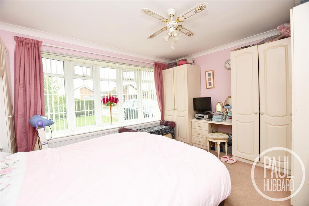 Higher Drive, Oulton Broad, NR32 3 bed detached bungalow for sale £