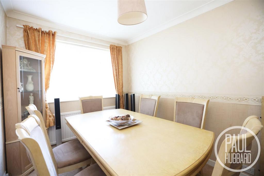 Higher Drive, Oulton Broad, NR32 3 bed detached bungalow for sale £