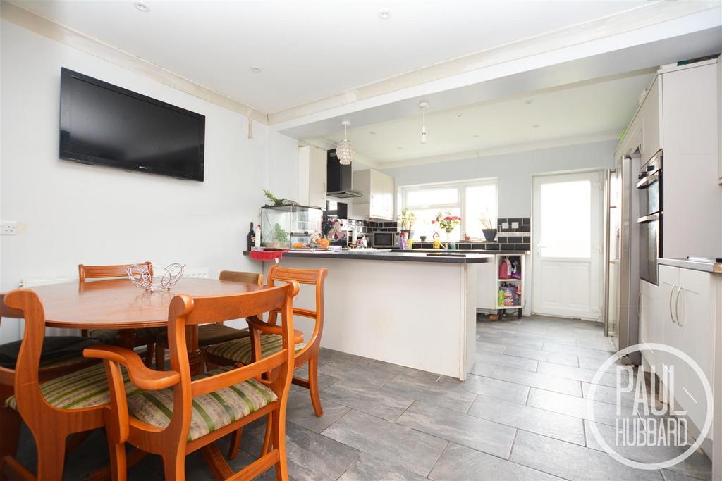 Monckton Avenue, Oulton Broad, NR32 4 bed detached house for sale £