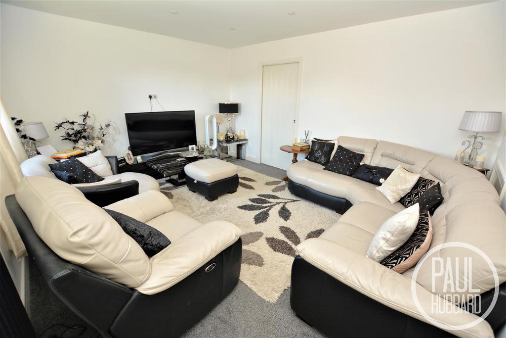 Potters Drive, Hopton, Norfolk 3 bed detached house £325,000