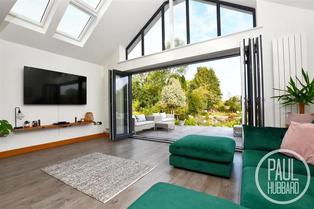Borrow Road, Oulton Broad, Suffolk 4 bed semidetached bungalow for