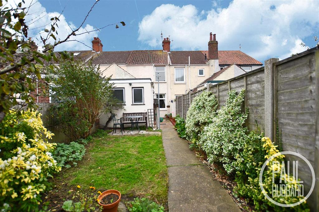 Somerton Avenue, Lowestoft, Suffolk 2 bed terraced house £150,000