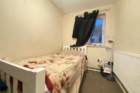 2 bedroom flat for sale - Express Drive, Ilford