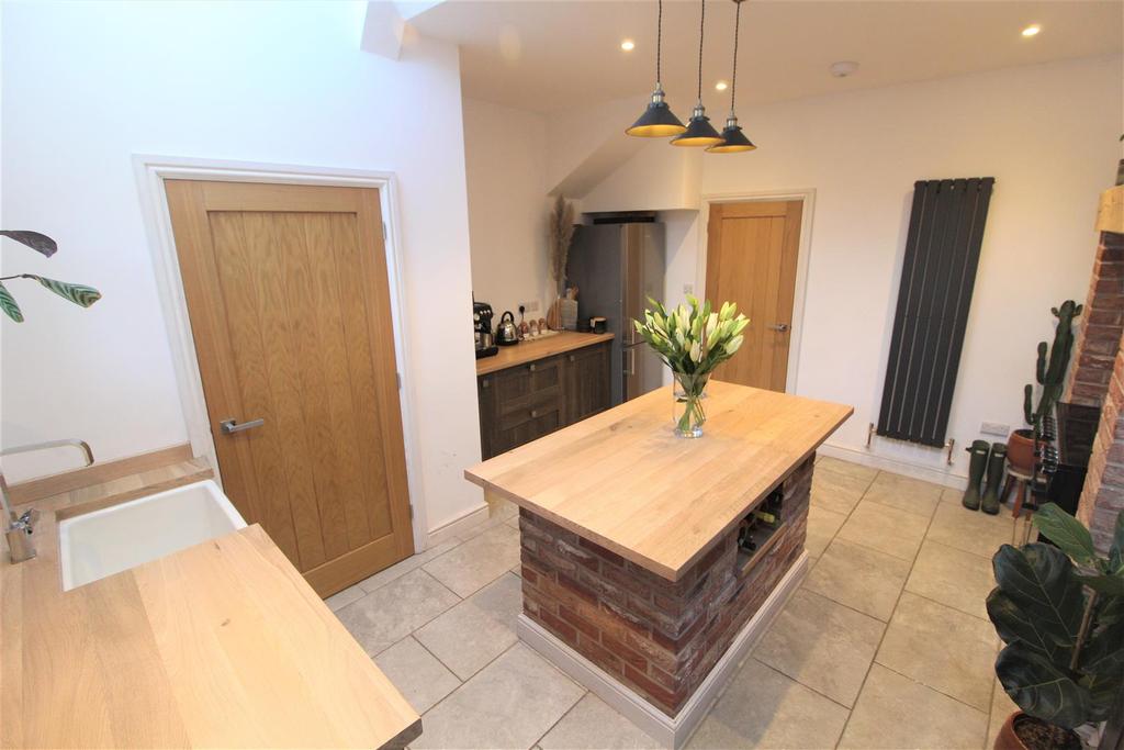 102 Hereford Road, Shrewsbury 2 bed terraced house £835 pcm (£193 pw)