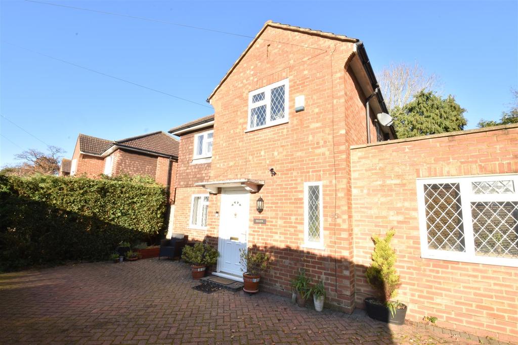 Sangers Drive, Horley 3 bed detached house £1,650 pcm (£381 pw)