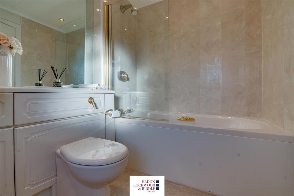 Bathroom 2.jpg