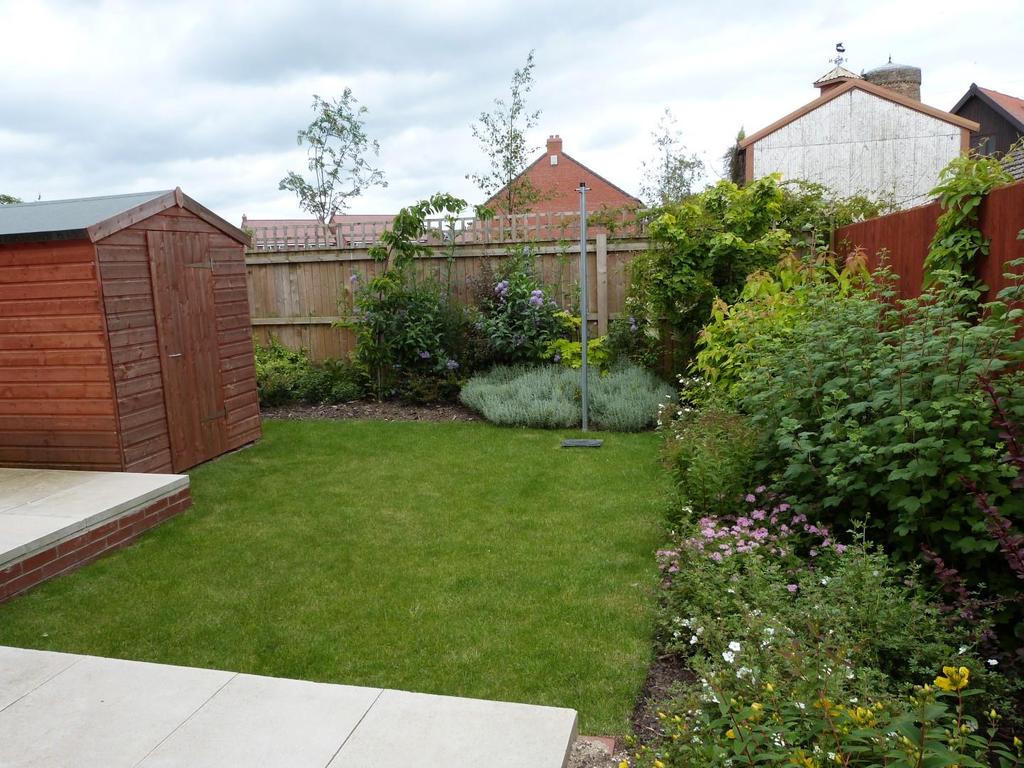 Mulberry Gardens, Goole 3 bed semidetached house £795 pcm (£183 pw)