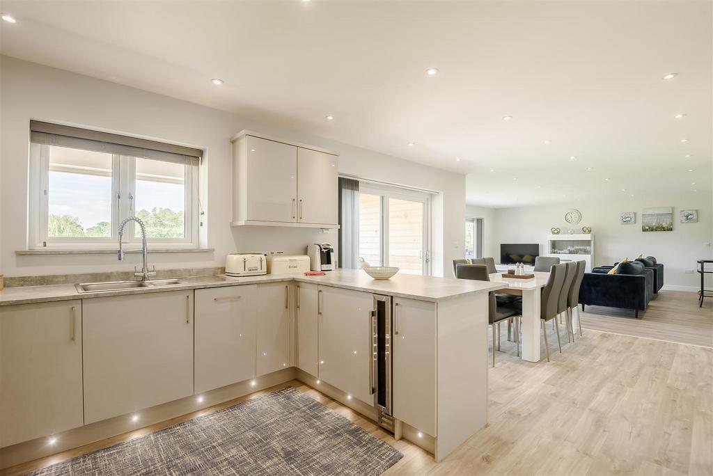 Kitchen 2.jpg