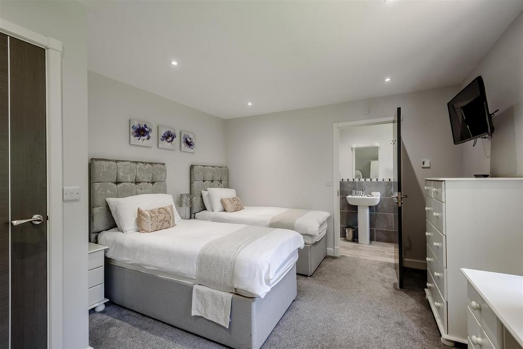 Bedroom 1.jpg