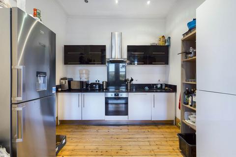 4 bedroom flat to rent, Winchester Avenue, , London