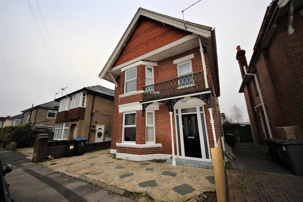 Markham Road, Bournemouth, 4 bed detached house £2,050 pcm (£473 pw)