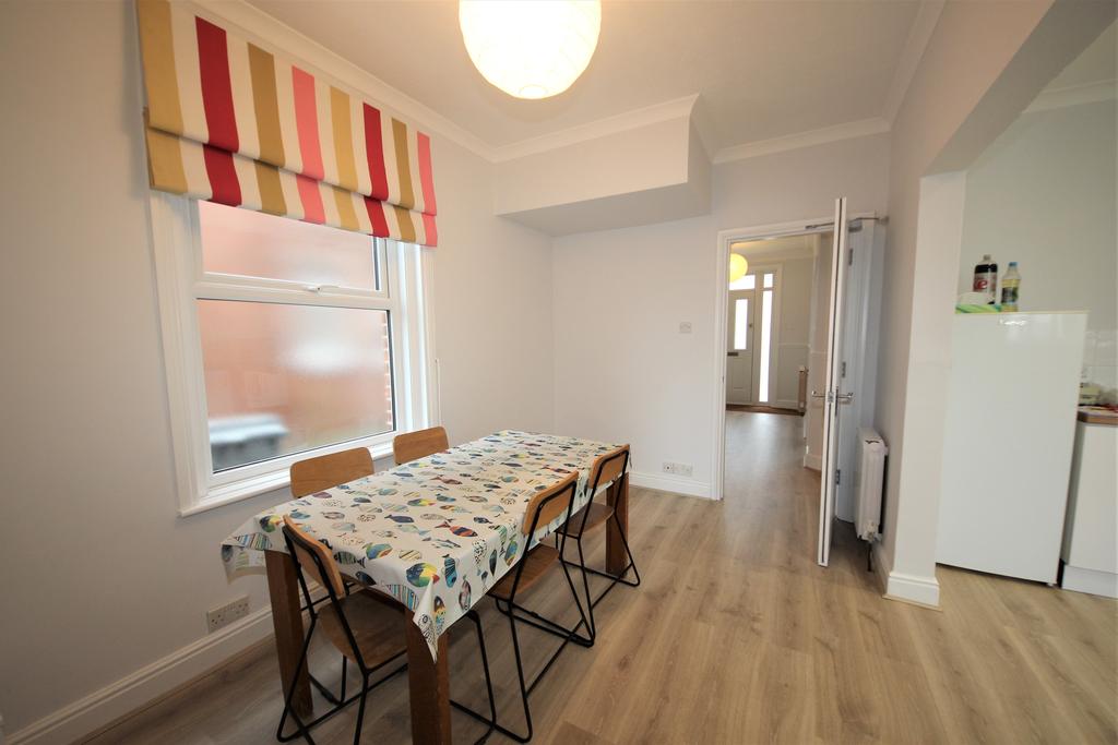 Markham Road, Bournemouth, 4 bed detached house £2,050 pcm (£473 pw)