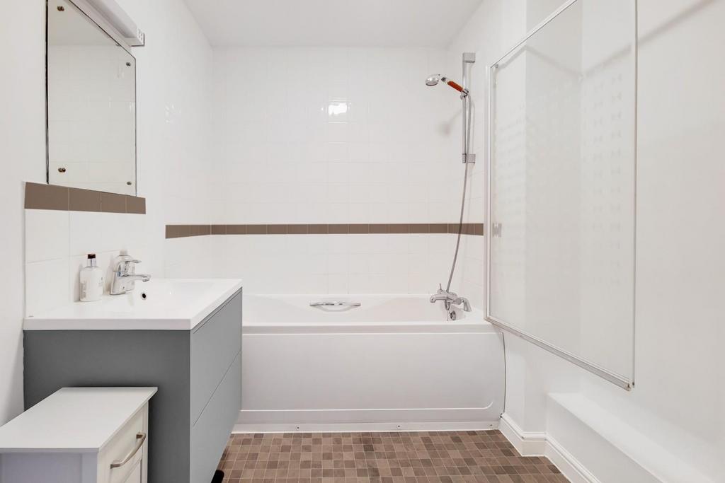 7 Bathroom-0.jpg