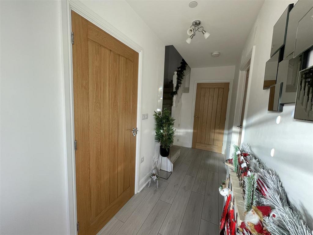 Mansion Gardens, Penllergaer, Swansea 3 bed semidetached house £270,000