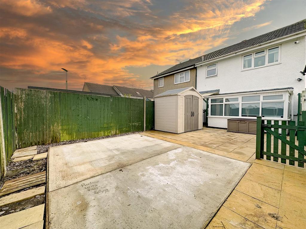 Wootton Drive, Hemel Hempstead, HP2 3 bed semidetached house £400,000