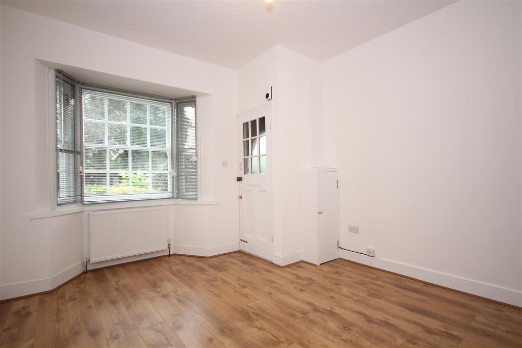 Old Oak Common Lane, East Acton, W3 7DS 2 bed house £1,746 pcm (£403 pw)