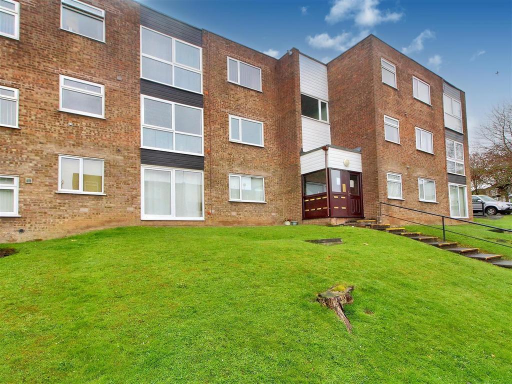 Baguley Crescent, Middleton, Manchester, M24 4QX 2 bed flat £85,000