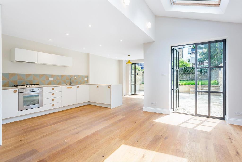 Buckley Road, Kilburn NW6 3 bed flat £3,250 pcm (£750 pw)