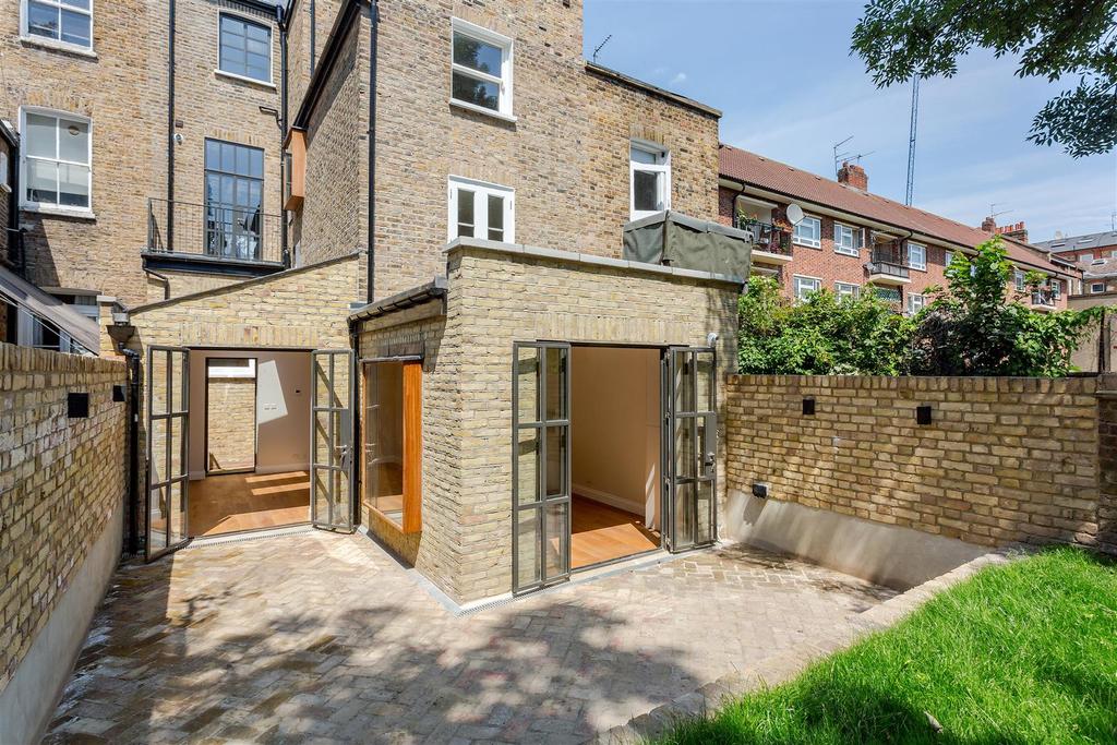 Buckley Road, Kilburn NW6 3 bed flat £3,250 pcm (£750 pw)