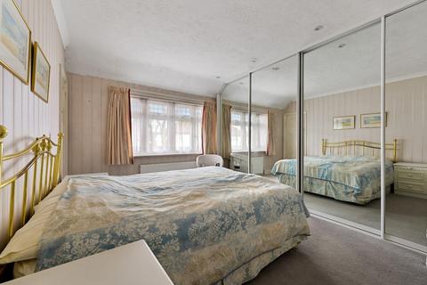 25 Killester Gardens, Worcester Park, KT4 8UA