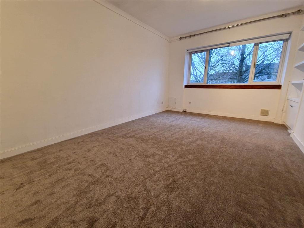 Ashmore Road, Merrylee, Glasgow 3 bed apartment £850 pcm (£196 pw)