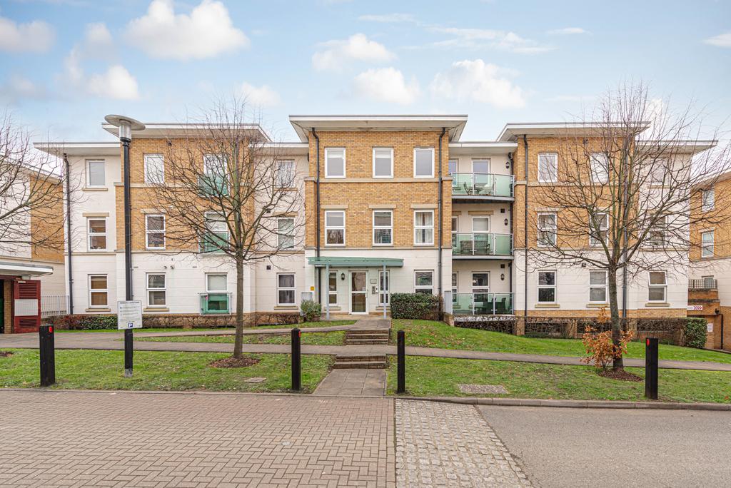 Leatherhead 2 bed apartment £1,400 pcm (£323 pw)