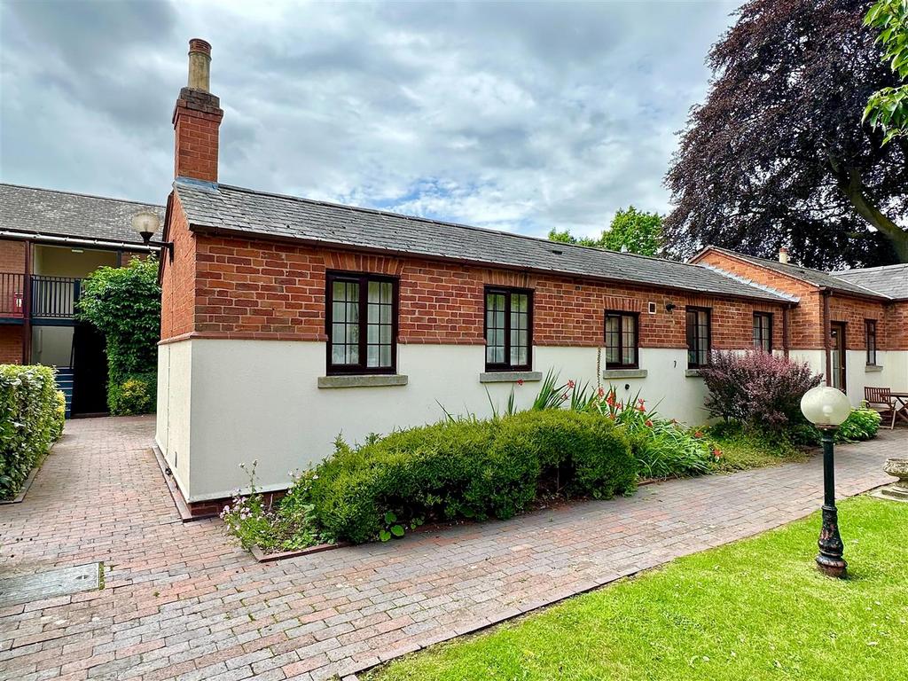 Kinwarton Road, Alcester 2 bed semidetached bungalow for sale £140,000