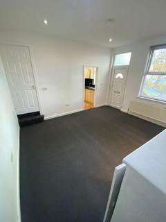 2 bedroom end of terrace house to rent, Gledhow Terrace, Harehills, Leeds, LS8 5EP