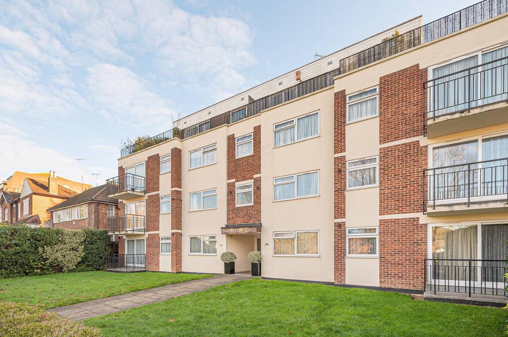 Holden Road, Woodside Park, London, N12 3 bed flat for sale £500,000