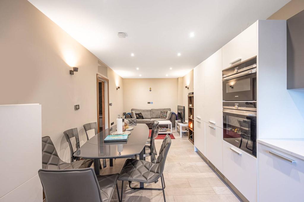 Princess Park Manor, Friern 2 bed flat £400,000