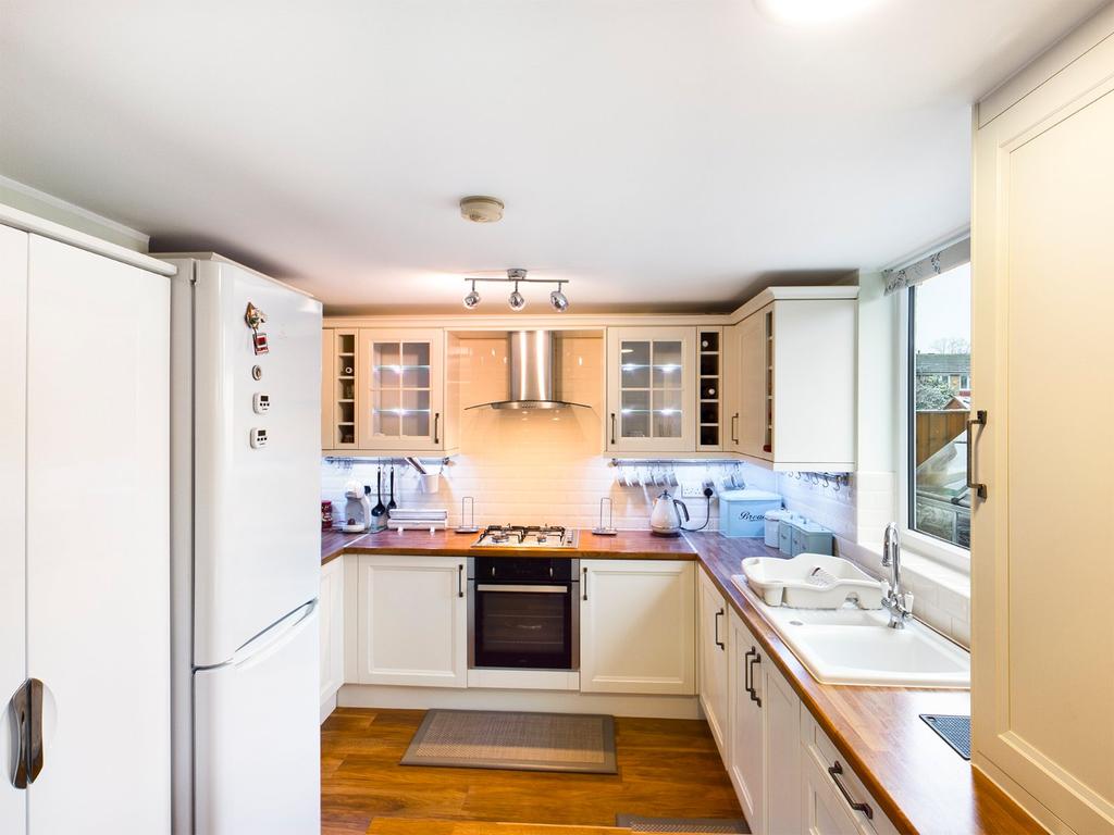 Chilsey Green Road, Chertsey, Surrey, KT16 3 bed terraced house £