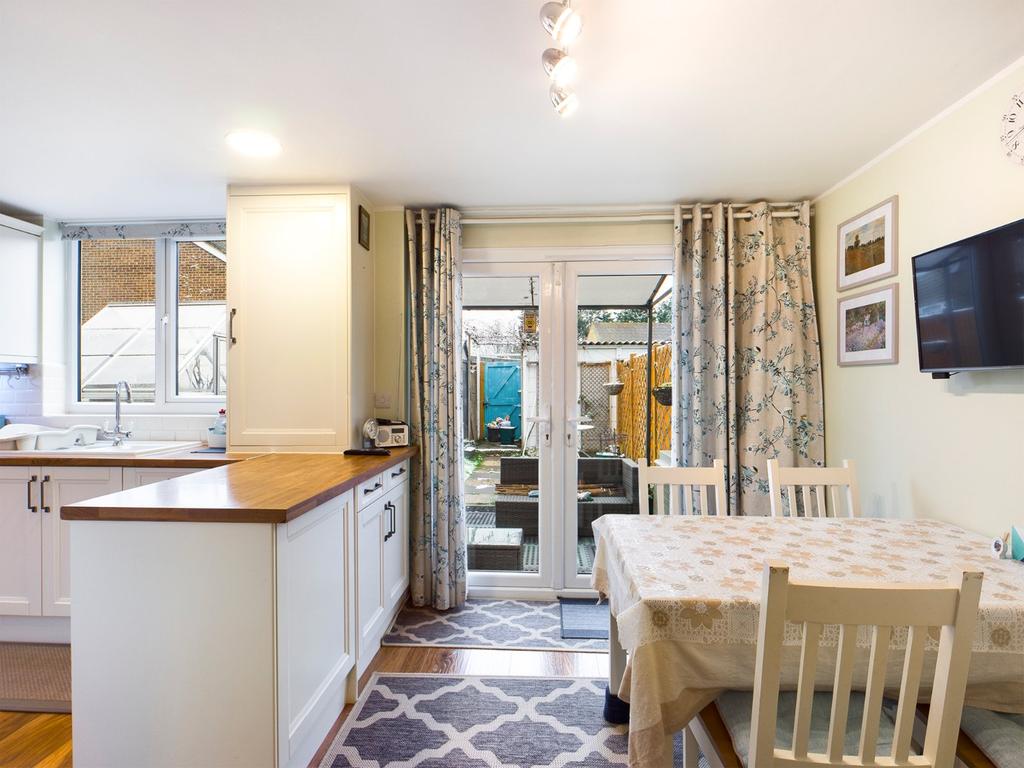 Chilsey Green Road, Chertsey, Surrey, KT16 3 bed terraced house £