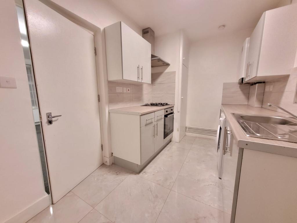 Colney Hatch Lane, London N10 1 bed flat £1,300 pcm (£300 pw)