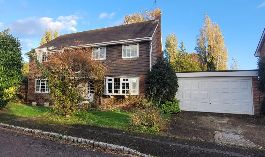 Hearne Drive, Holyport 5 bed detached house £800,000
