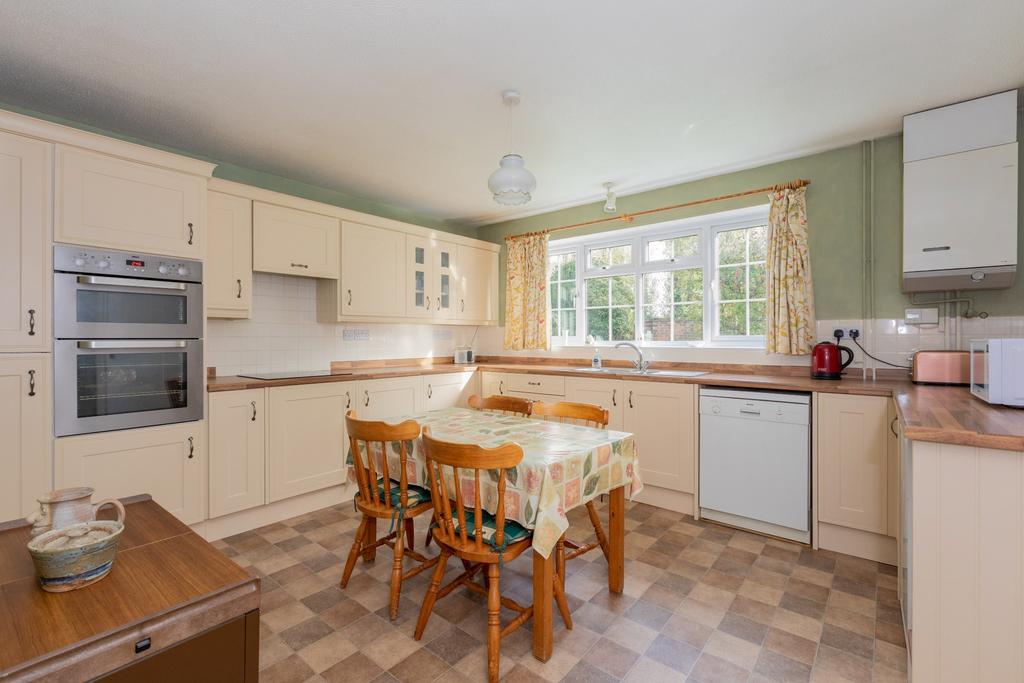 Hearne Drive, Holyport 5 bed detached house £800,000