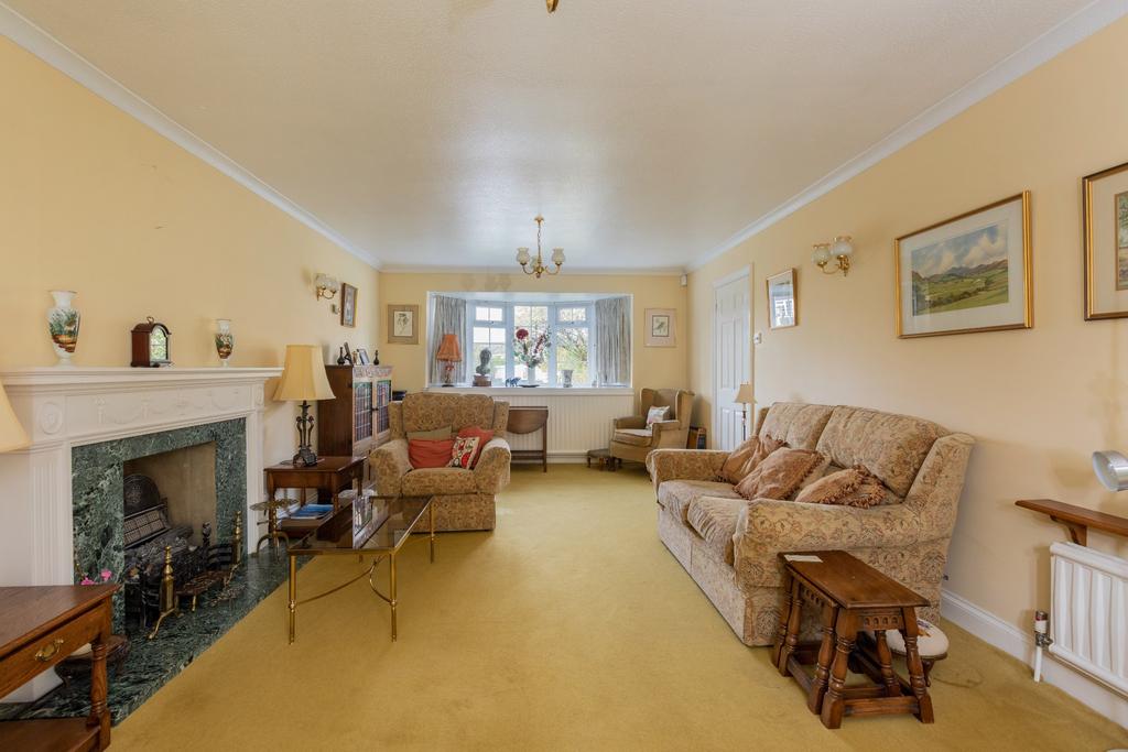 Hearne Drive, Holyport 5 bed detached house £800,000