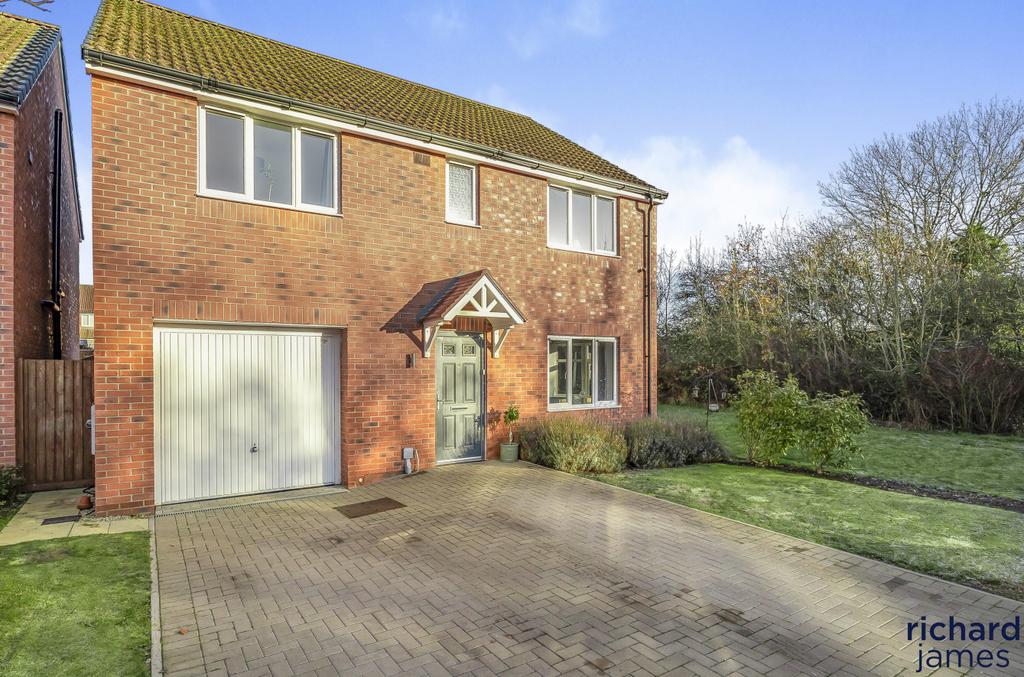 Stadium View, St Andrews Ridge... 5 bed detached house - £425,000