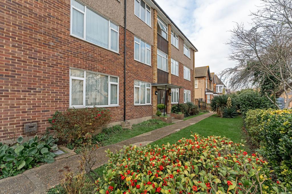 Cambridge Park, Wanstead 2 bed ground floor flat £435,000