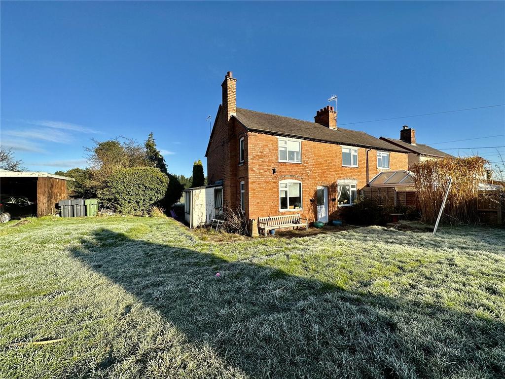 Perryfields Road, Bromsgrove... 3 bed semidetached house £1,350 pcm