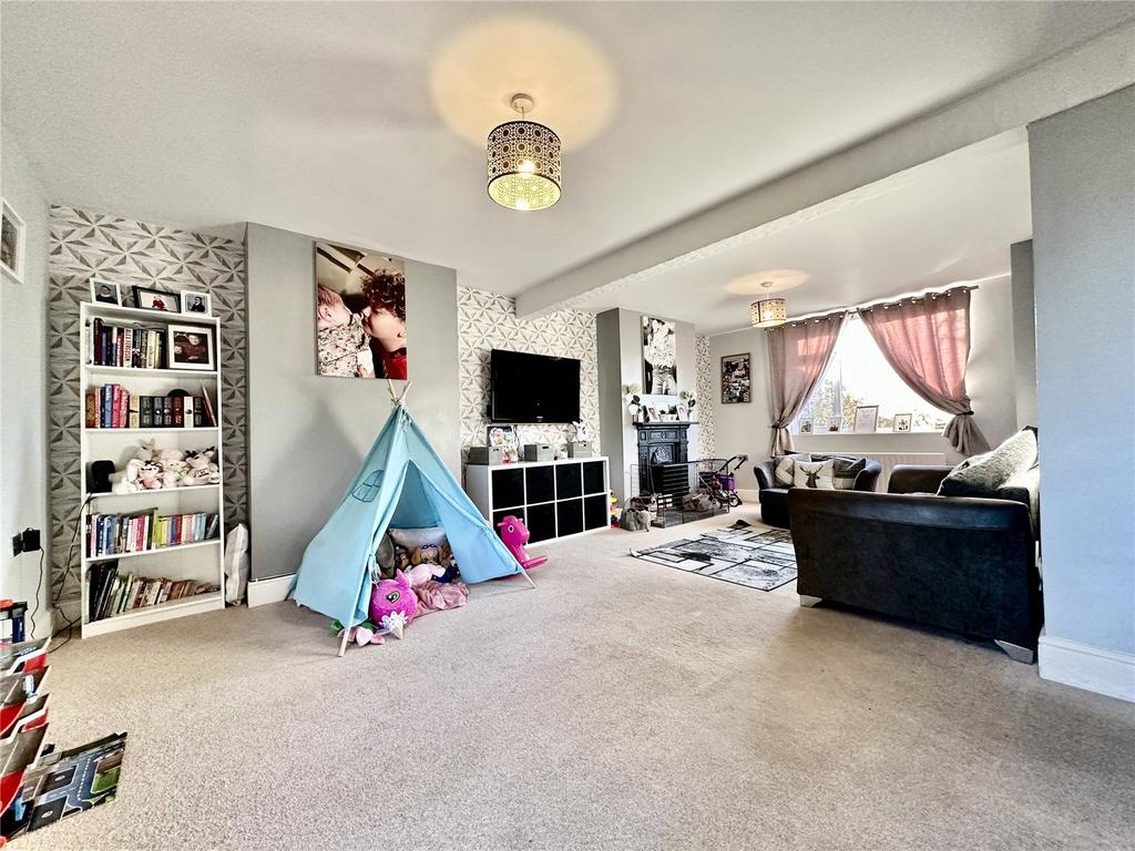 Perryfields Road, Bromsgrove... 3 bed semidetached house £1,350 pcm