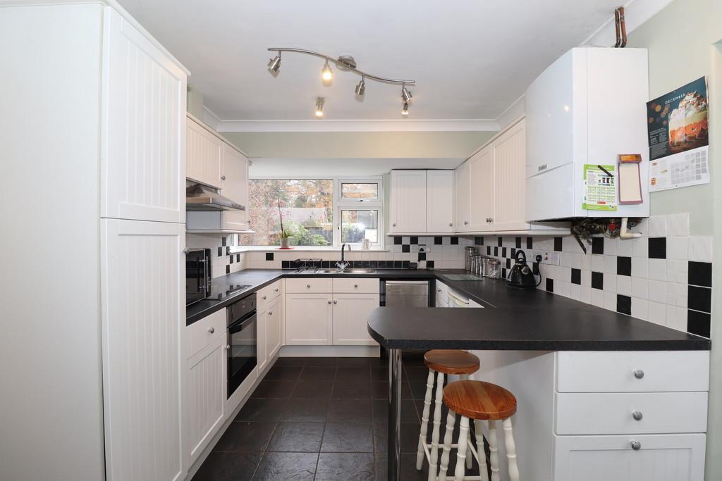 Foxes Way, Warwick 3 bed semidetached house £1,300 pcm (£300 pw)